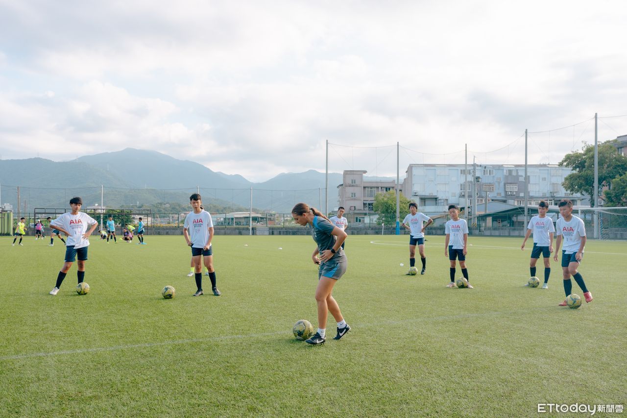 ▲Spurs國際發展教練Sabrina Dias為花東7所國中足球小將提供專業的足球技巧訓練。（圖／AIA友邦人壽提供）