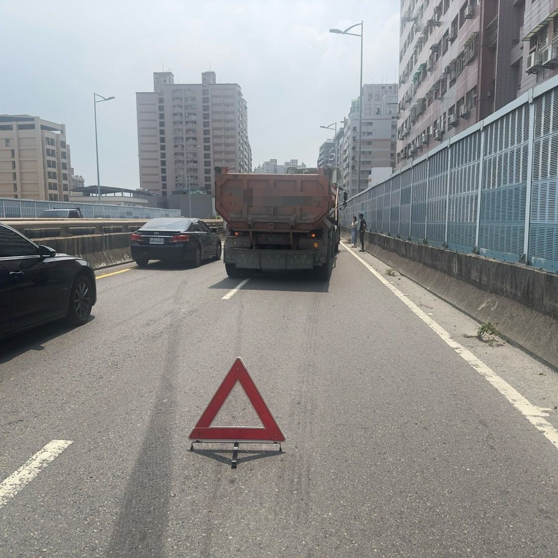 ▲▼國10連接快速道路發生車禍。（圖／記者吳世龍翻攝）