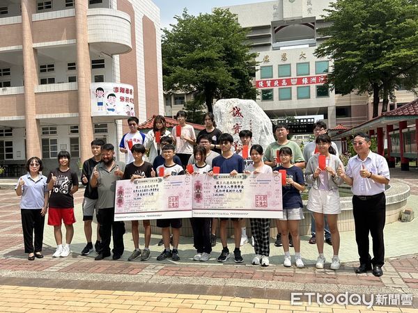 ▲北港高中為獎勵優秀學生就近入學，頒發18位以北港高中為第一志願入學成績優秀的學生，獎學金總計超過30萬元。（圖／記者蔡佩旻翻攝）