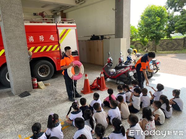 ▲台南市下營區「小圓圓幼兒園」的小朋友來下營消防分隊參訪，師生總計約120人，希望透過防災宣導教育學童正確的防火知識，以提高家庭的火災防範能力。（圖／記者林東良翻攝，下同）