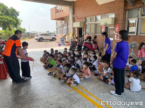 ▲台南市下營區「小圓圓幼兒園」的小朋友來下營消防分隊參訪，師生總計約120人，希望透過防災宣導教育學童正確的防火知識，以提高家庭的火災防範能力。（圖／記者林東良翻攝，下同）