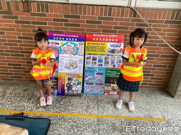 ▲台南市下營區「小圓圓幼兒園」的小朋友來下營消防分隊參訪，師生總計約120人，希望透過防災宣導教育學童正確的防火知識，以提高家庭的火災防範能力。（圖／記者林東良翻攝，下同）