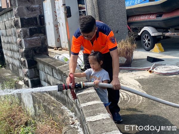 ▲台南市下營區「小圓圓幼兒園」的小朋友來下營消防分隊參訪，師生總計約120人，希望透過防災宣導教育學童正確的防火知識，以提高家庭的火災防範能力。（圖／記者林東良翻攝，下同）