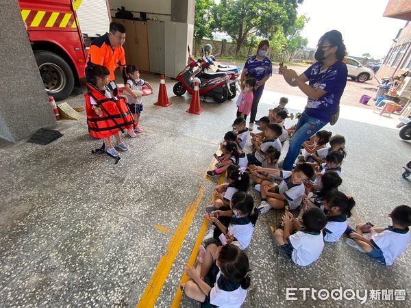 ▲台南市下營區「小圓圓幼兒園」的小朋友來下營消防分隊參訪，師生總計約120人，希望透過防災宣導教育學童正確的防火知識，以提高家庭的火災防範能力。（圖／記者林東良翻攝，下同）