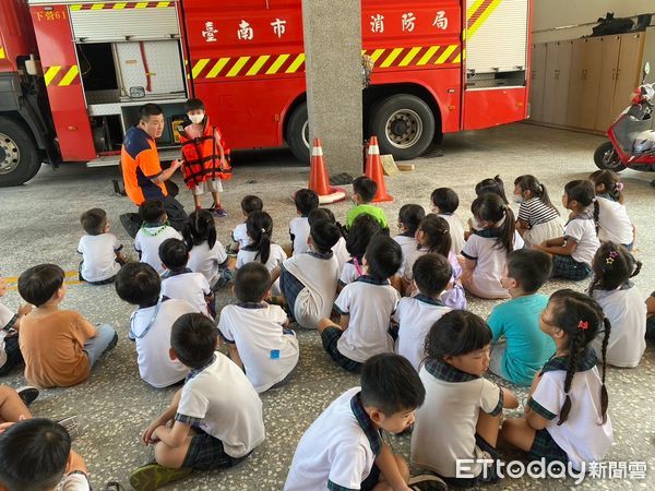 ▲台南市下營區「小圓圓幼兒園」的小朋友來下營消防分隊參訪，師生總計約120人，希望透過防災宣導教育學童正確的防火知識，以提高家庭的火災防範能力。（圖／記者林東良翻攝，下同）