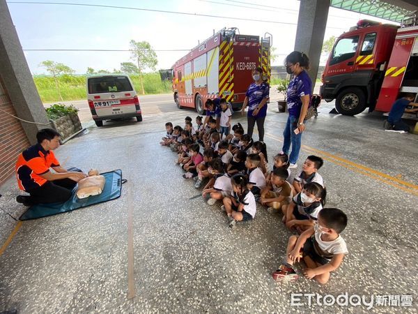 ▲台南市下營區「小圓圓幼兒園」的小朋友來下營消防分隊參訪，師生總計約120人，希望透過防災宣導教育學童正確的防火知識，以提高家庭的火災防範能力。（圖／記者林東良翻攝，下同）