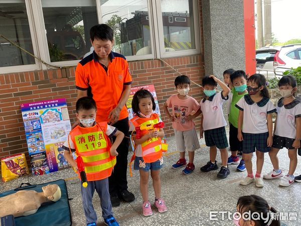 ▲台南市下營區「小圓圓幼兒園」的小朋友來下營消防分隊參訪，師生總計約120人，希望透過防災宣導教育學童正確的防火知識，以提高家庭的火災防範能力。（圖／記者林東良翻攝，下同）