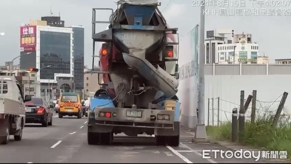 ▲▼高雄三井工地起重機倒塌釀2死，議員再爆「工程車長期佔車道」。（圖／記者賴文萱翻攝）