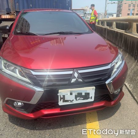 ▲▼國10連接快速道路發生車禍。（圖／記者吳世龍翻攝）