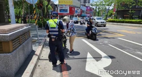 ▲屏東縣警方3天取締專案闖紅燈勤務             。（圖／記者陳崑福翻攝）