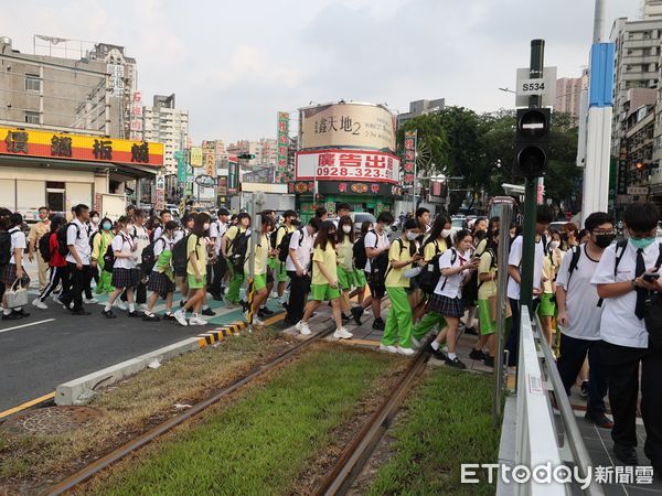 ▲▼高雄輕軌「月台爆人潮」！原因曝光，他喊話交通部長：快補足列車。（圖／記者賴文萱翻攝）