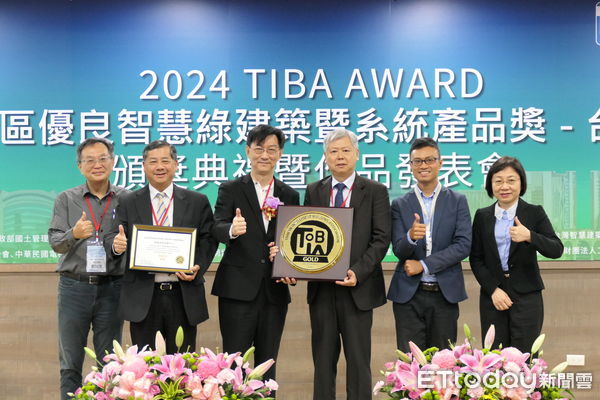 ▲2024 TIBA AWARD設計類黃金獎頒獎典禮上左起高雄港務分公司鄭智文總工程司、王錦榮總經理、內政部董建宏政務次長、港務公司李賢義董事長、港務公司工程處鄭志宏副處長、港務公司王月惠高級研究員。（圖／港務公司提供）