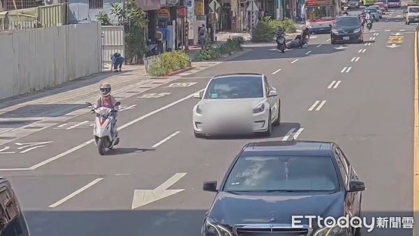 ▲陳男疑因轉彎未注意路口狀況導致後方王男騎車急煞車自摔。（圖／記者張君豪翻攝）