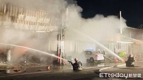 ▲▼快訊／台中輪胎行火警！消防局出動12分隊灌水搶救中。（圖／記者白珈陽翻攝）