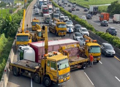 快訊／國1彰化段大貨車與轎車相撞側翻　一度塞成停車場