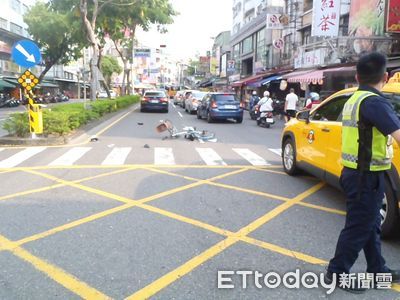 快訊／路口沒減速！高雄女騎士猛撞腳踏車　男送醫不治