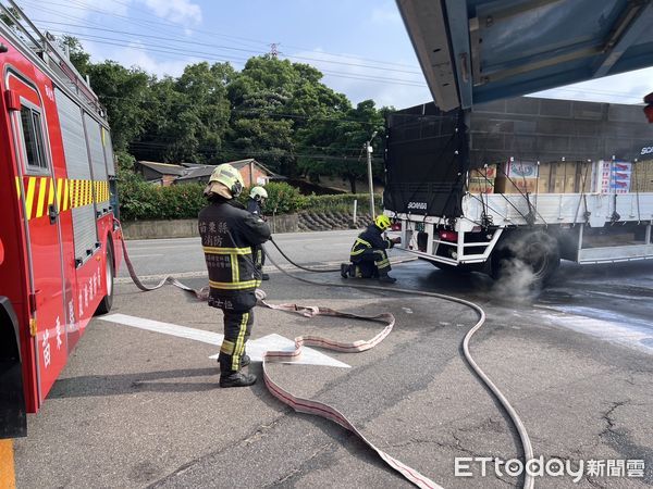 ▲載菜大貨車國道故障，停加油站前瞬間冒煙起火，嚇壞眾人。（圖／記者楊永盛翻攝）