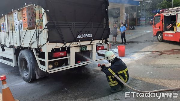 ▲載菜大貨車國道故障，停加油站前瞬間冒煙起火，嚇壞眾人。（圖／記者楊永盛翻攝）