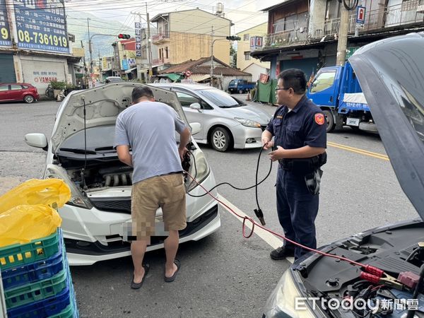 ▲里港警分局泰山、新南聯合服勤所副所長張泄文、警員黃俊堯助王姓駕駛返家            。（圖／記者陳崑福翻攝）