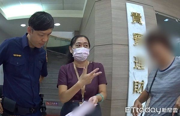 ▲▼員警和行員聯手規勸邱女保住工作存下辛苦錢。（圖／八德警分局提供）