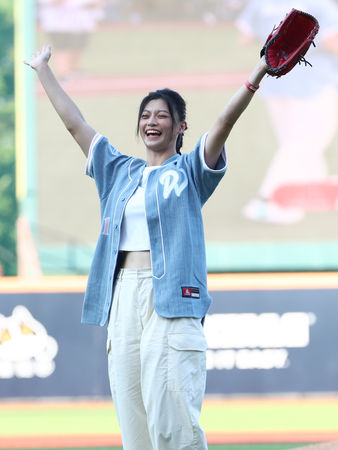 ▲▼  味全龍「海灘之約女孩日」壓軸，吳詩儀甜美開球助威三連勝           。（圖／味全龍提供）