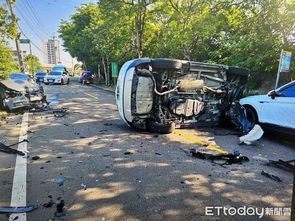 ▲桃園左轉車禍，轉彎休旅車碰撞直行奧迪，2車車頭全毀釀2傷。（圖／記者沈繼昌翻攝，下同）