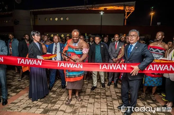 ▲史瓦帝尼國際商展台灣館由史瓦帝尼王國國王恩史瓦帝三世(King Mswati III)與我國駐史國大使梁洪昇共同剪綵，貴賓包含南非祖魯王Misuzulu Zulu及非洲大陸自由貿易區(AfCFTA)秘書長Wamlele Mene等。（圖／貿協提供）