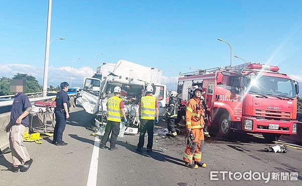 ▲台66線今天下午3時許發生大貨車失控追撞前方另2輛大貨車與轎車，造成4車連環事故，平鎮警方與消防人員到現場搶救。（圖／記者沈繼昌翻攝）