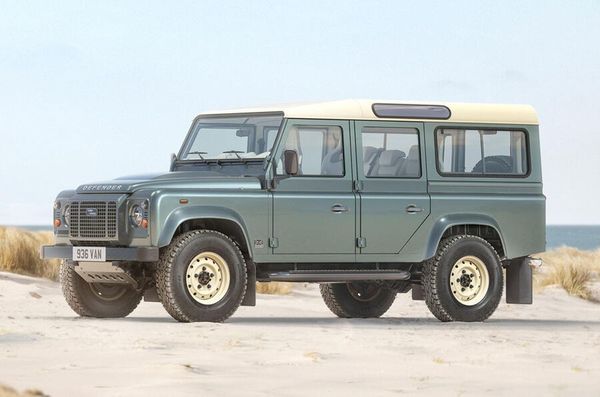 由 Land Rover Classic 部門製造，Works Bespoke Defender V8盡可能現代化，包括重新設計的底盤、內裝和外觀。