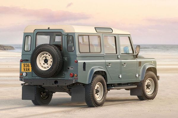 由 Land Rover Classic 部門製造，Works Bespoke Defender V8盡可能現代化，包括重新設計的底盤、內裝和外觀。