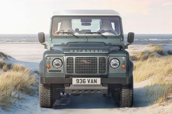 由 Land Rover Classic 部門製造，Works Bespoke Defender V8盡可能現代化，包括重新設計的底盤、內裝和外觀。