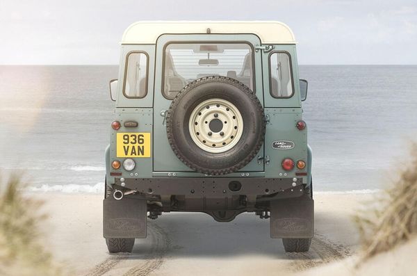 由 Land Rover Classic 部門製造，Works Bespoke Defender V8盡可能現代化，包括重新設計的底盤、內裝和外觀。