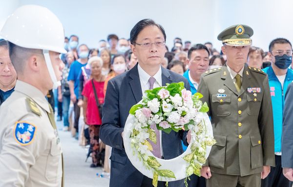 ▲桃園市長張善政今天上午出席桃園市軍人忠靈祠秋祭典禮，向軍人忠靈致敬。（圖／市府新聞處提供）