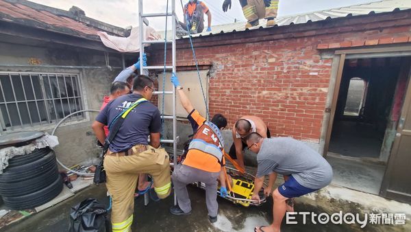 ▲台南市麻豆區1名90歲男子在住家進行屋頂作業時不慎跌落，導致腳部受傷被困屋頂高處，消防人員立即運用繩索技術救援傷者送醫。（圖／記者林東良翻攝，下同）