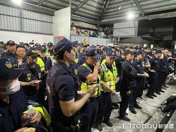 ▲屏東縣政府警察局出動逾200名警力維安，盤查超跑            。（圖／屏東縣政府警察局提供）