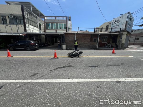 ▲▼機車遭撞倒地，騎士肋骨斷裂送醫。（圖／吉安警分局提供，下同）