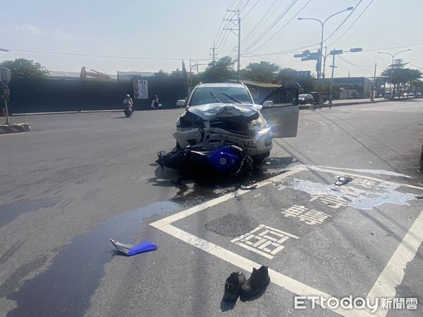 ▲▼             彰化市聖安路、彰興路口自小客車、黃牌重機發生碰撞。（圖／記者唐詠絮翻攝）