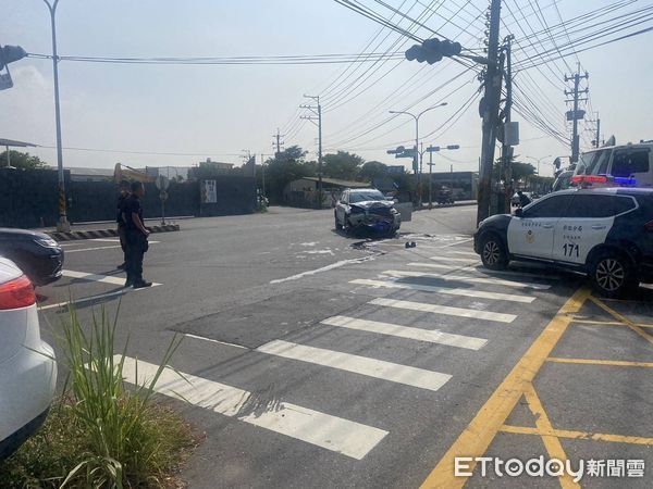 ▲▼             彰化市聖安路、彰興路口自小客車、黃牌重機發生碰撞。（圖／記者唐詠絮翻攝）