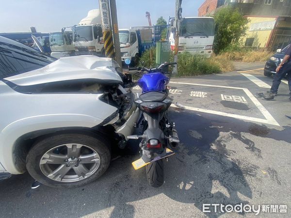 ▲▼             彰化市聖安路、彰興路口自小客車、黃牌重機發生碰撞。（圖／記者唐詠絮翻攝）