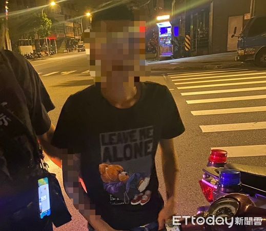 ▲▼台中男子深夜紅燈右轉被攔查，被眼尖警揪出8包毒品咖啡包。（圖／民眾提供，下同）