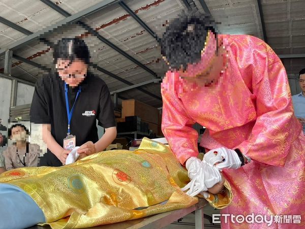 ▲超大膽！中市府開職業探索班，女大生揪團體驗「禮儀師」。（圖／台中市勞工局提供）