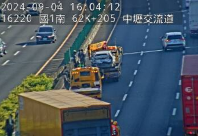 快訊／國1中壢交流道「大貨車撞休旅車」　後方紫爆回堵5K