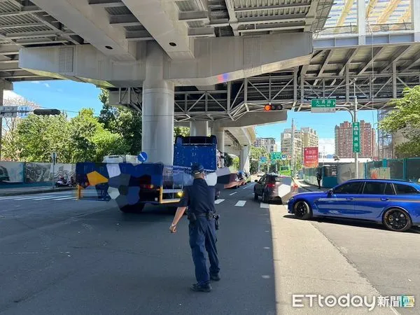 ▲三峽死亡車禍，機車後座乘客頭部遭輾當場死亡。（圖／記者戴上容翻攝，下同）