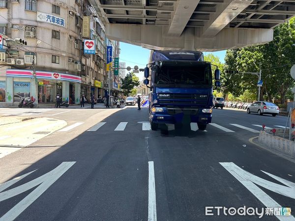 ▲三峽死亡車禍，機車後座乘客頭部遭輾當場死亡。（圖／記者戴上容翻攝，下同）