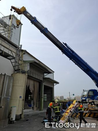 ▲▼雲林吊車高空作業操作不慎，4名工人墜落無生命跡象。（圖／民眾提供）