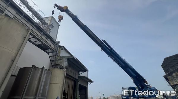 ▲雲林飼料廠吊臂斷裂現場畫面曝光卡通次元。（圖／記者蔡佩旻翻攝）