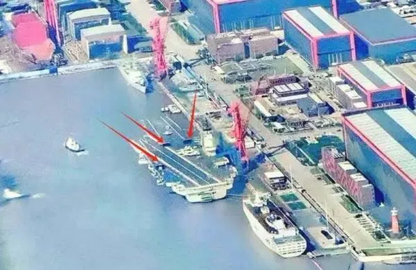 ▲▼福建艦飛行甲板被拍攝到疑似豎起3個擋焰板。（圖／翻攝自大陸網站）