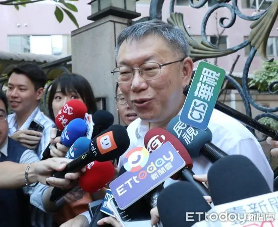 ▲柯文哲出家門 上車離開。（圖／記者屠惠剛攝）