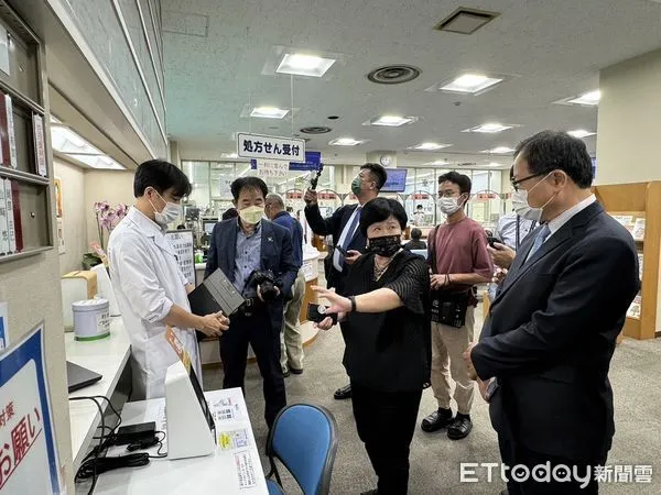 ▲嘉南藥理大學藥學系碩士專班12位研究生，近日在藥理學院院長王四切的帶領下，前往日本東京進行為期數日的移地教學暨實務參訪。（圖／記者林東良翻攝，下同）