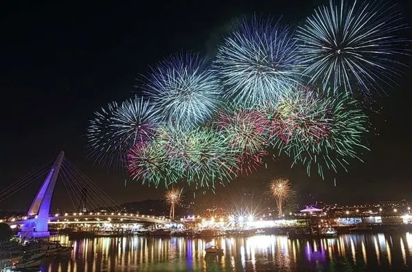 ▲8月11日淡水漁人碼頭仲夏繽紛樂活動開幕煙火秀實況,煙火秀建議觀賞點,煙火秀交通資訊,淡水煙火。（圖／新北市漁業處提供）